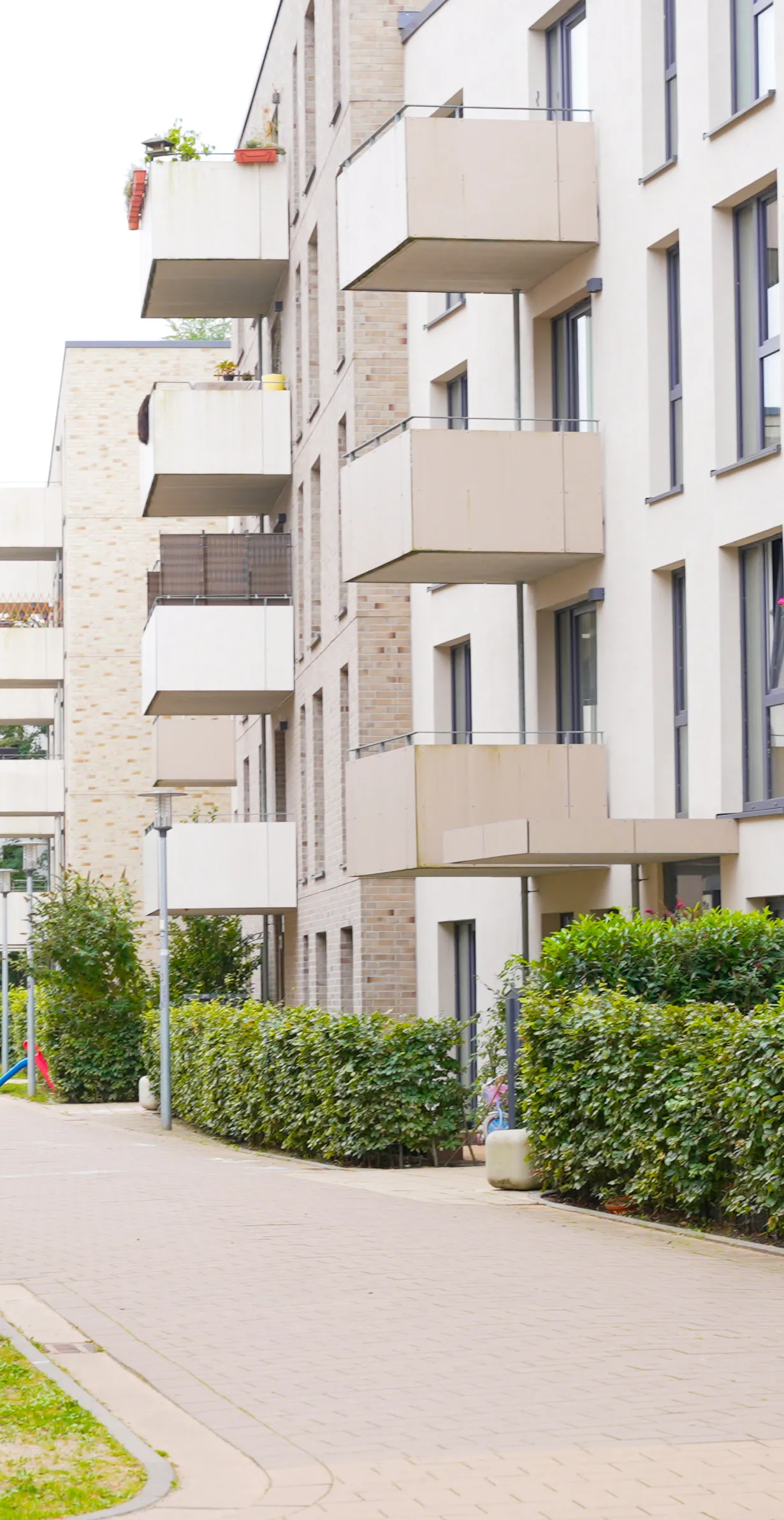 Wohnhaus mit Balkonen und Vorgarten, Referenzprojekt