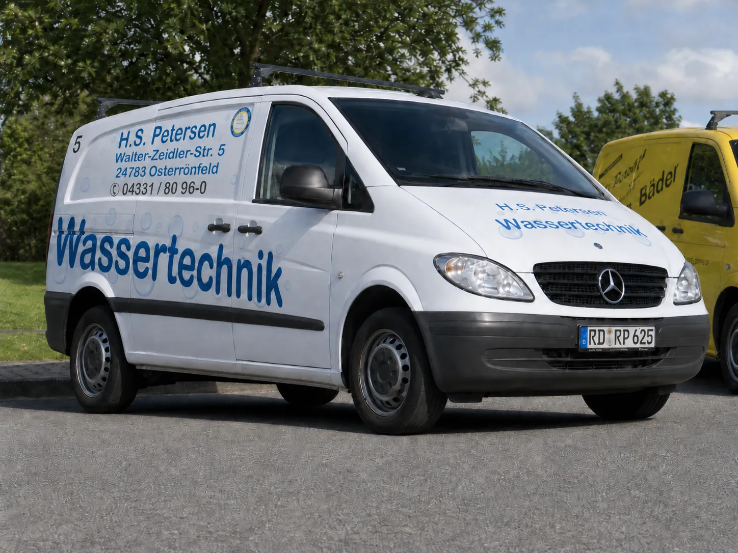 Servicefahrzeug der H.S. Petersen mit Aufschrift Wassertechnik