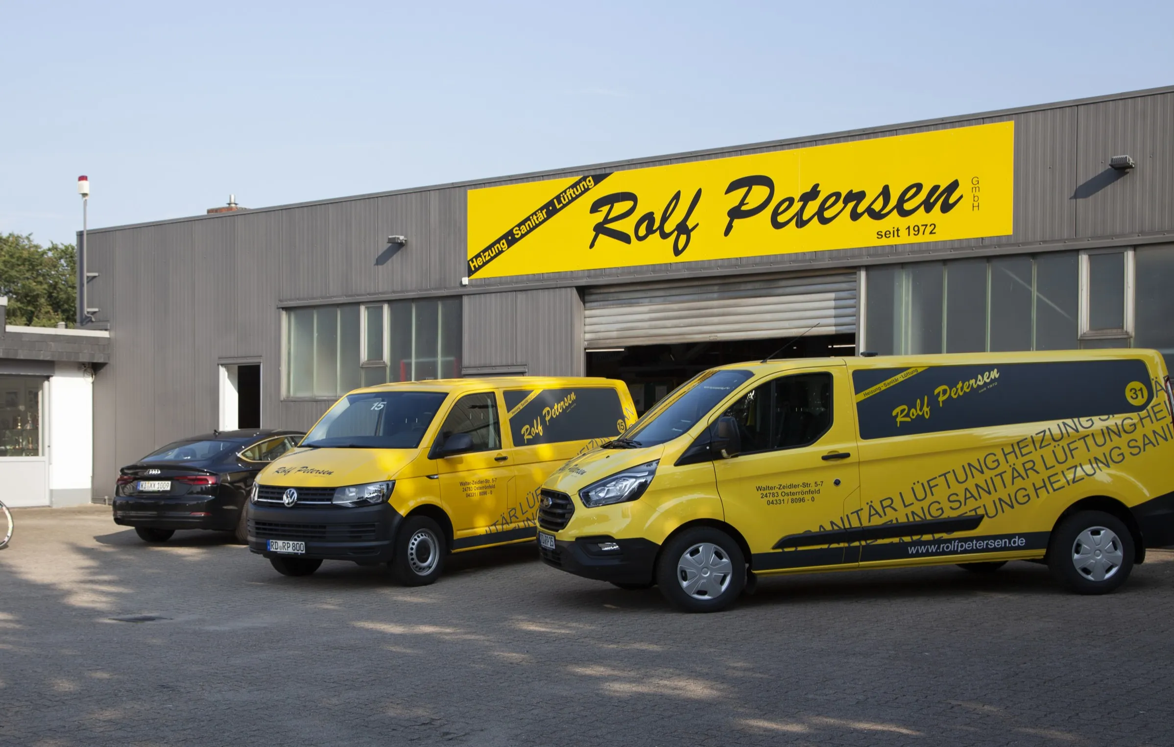Firmengebäude der Rolf Petersen GmbH in Osterrönfeld mit Servicefahrzeugen