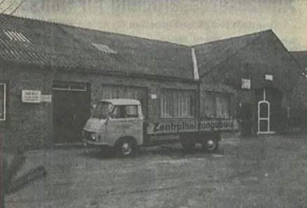 Historisches Foto des Betriebsgebäudes mit Firmenwagen, 1972